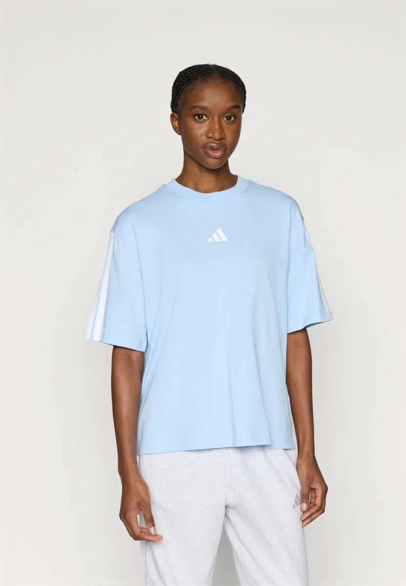 ESSENTIALS 3 STRIPES BOYFRIEND - T-Shirt print - glow blue/white