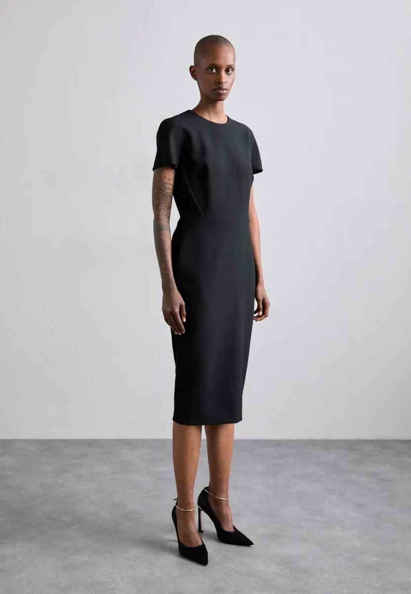 FITTED - Etuikleid - black