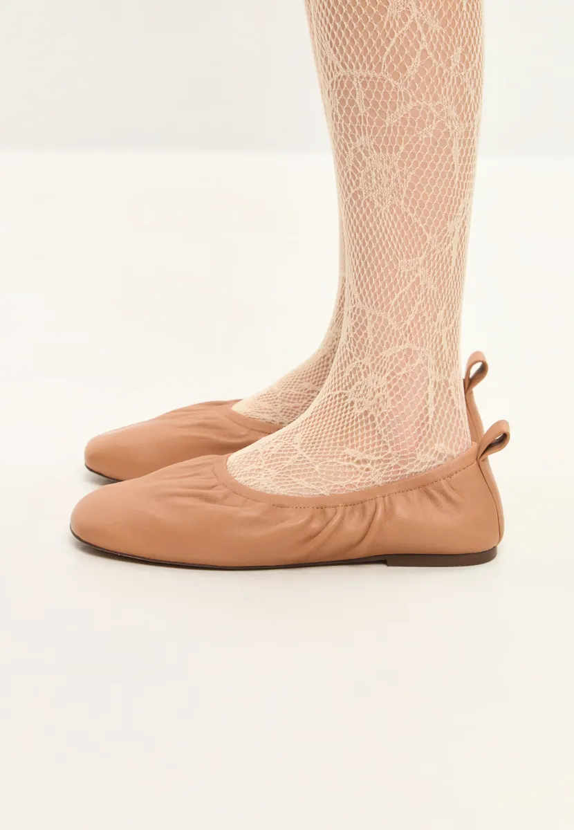 FLAT WITH ELASTIC BACK STRAP - faltbarer Ballerina - beige