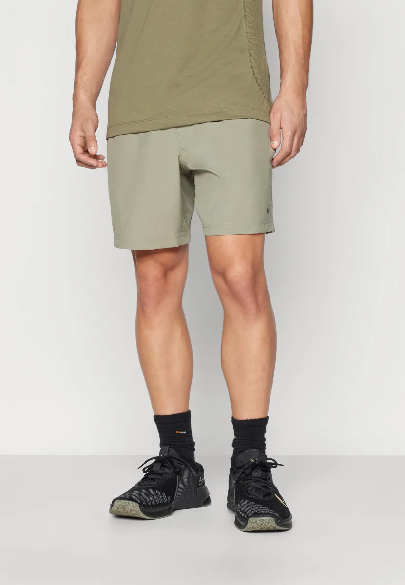 FORM SHORT - Kurze Sporthose - light army/black