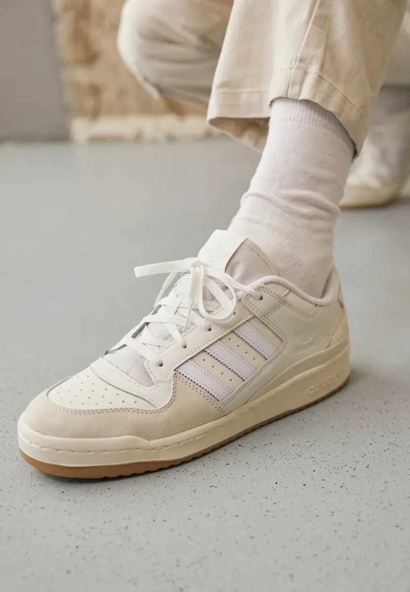 FORUM LOW CL UNISEX - Sneaker low - chalk white/cloud white/footwear white