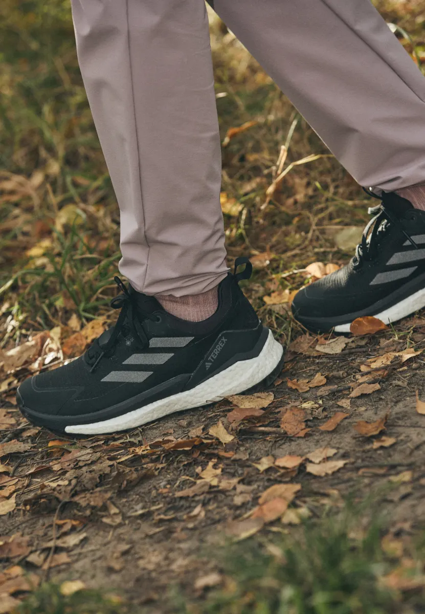 FREE HIKER 2 LOW GTX W - Hikingschuh - core black/grey four