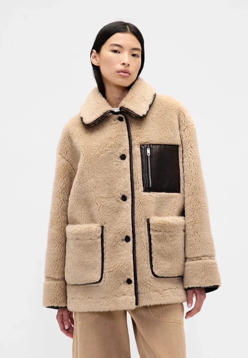 GAP SANDY LIANG REVERSIBLE VEGAN LEATHER SHERPA JACKET - Kunstlederjacke - dark brown