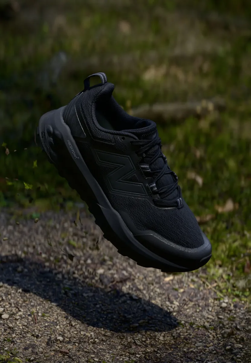 GAROE - Laufschuh Straße - black