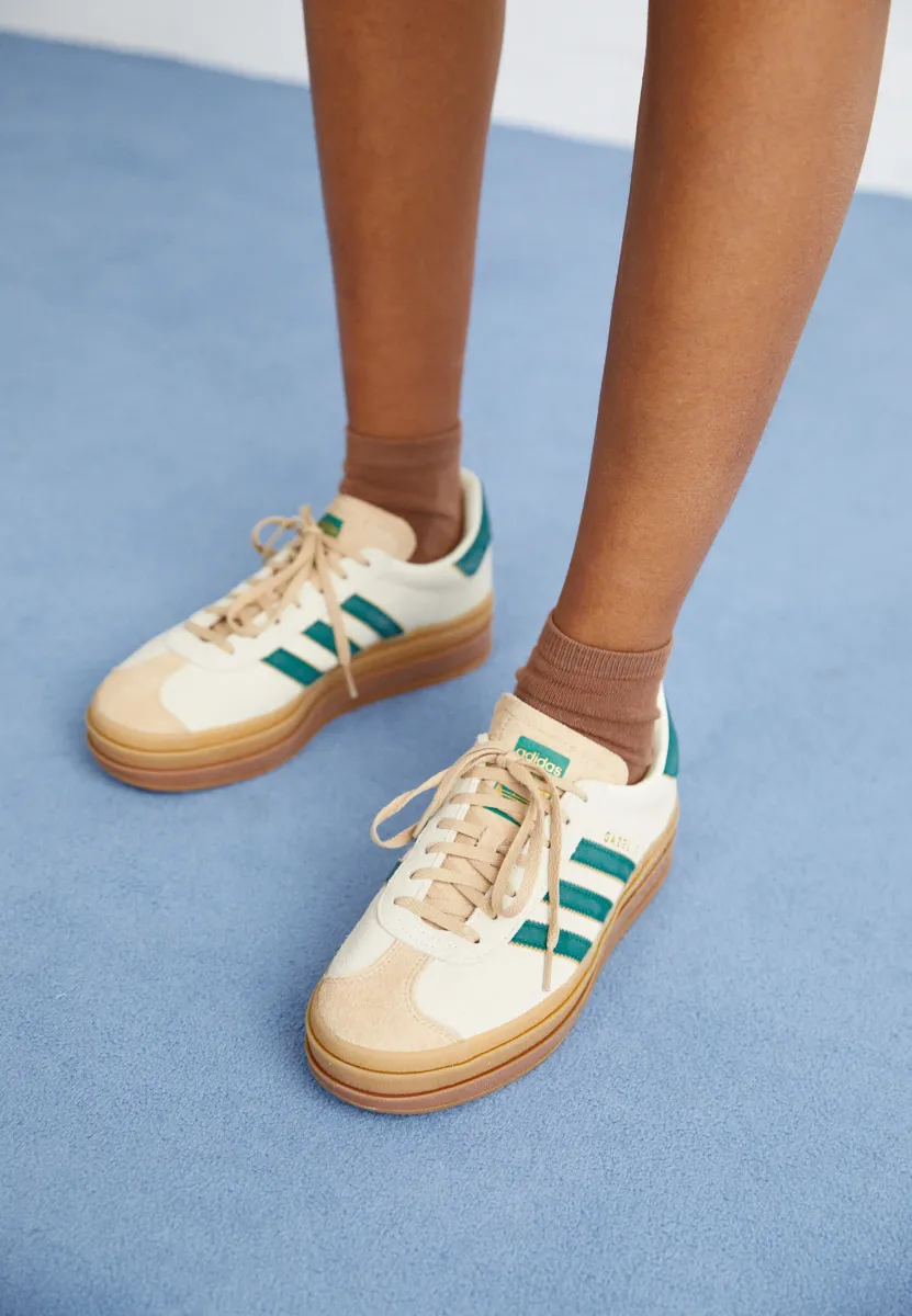 GAZELLE BOLD - Sneaker low - cream white/collegiate green/magic beige