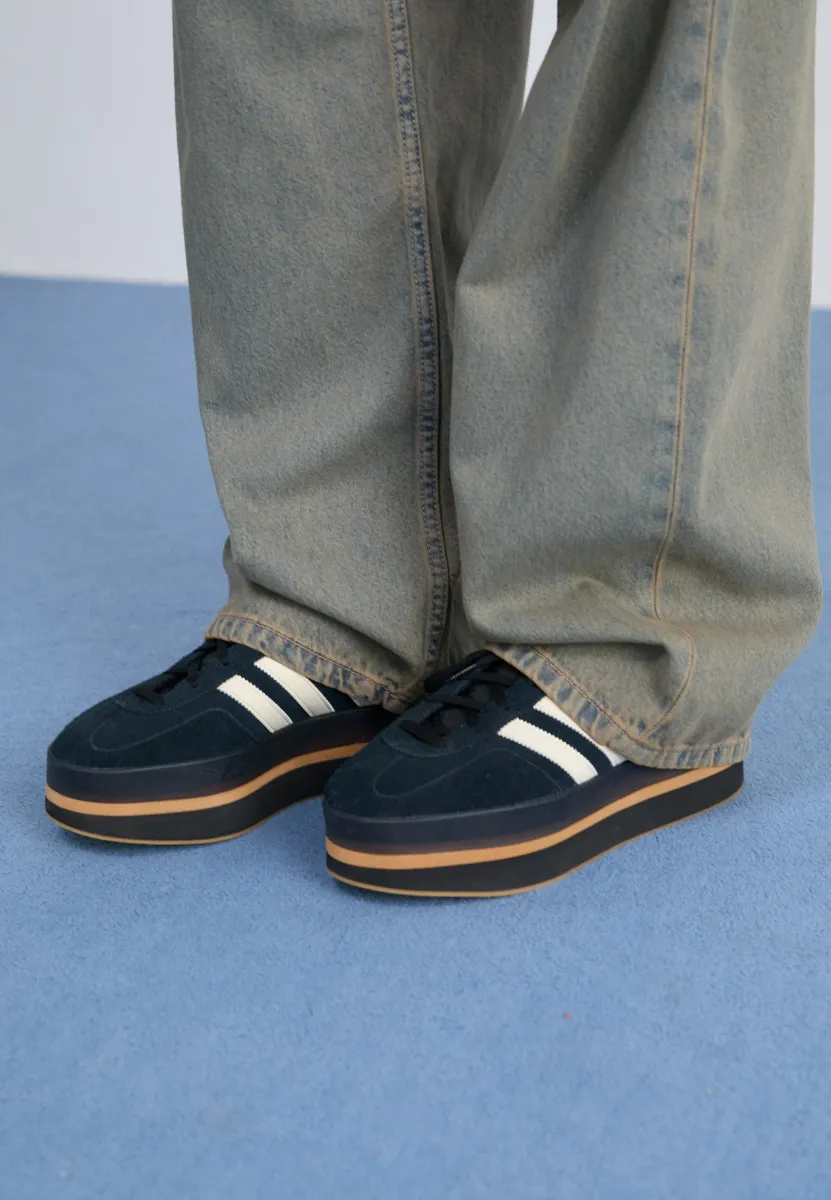 GAZELLE STACK - Sneaker low - core black/cream white