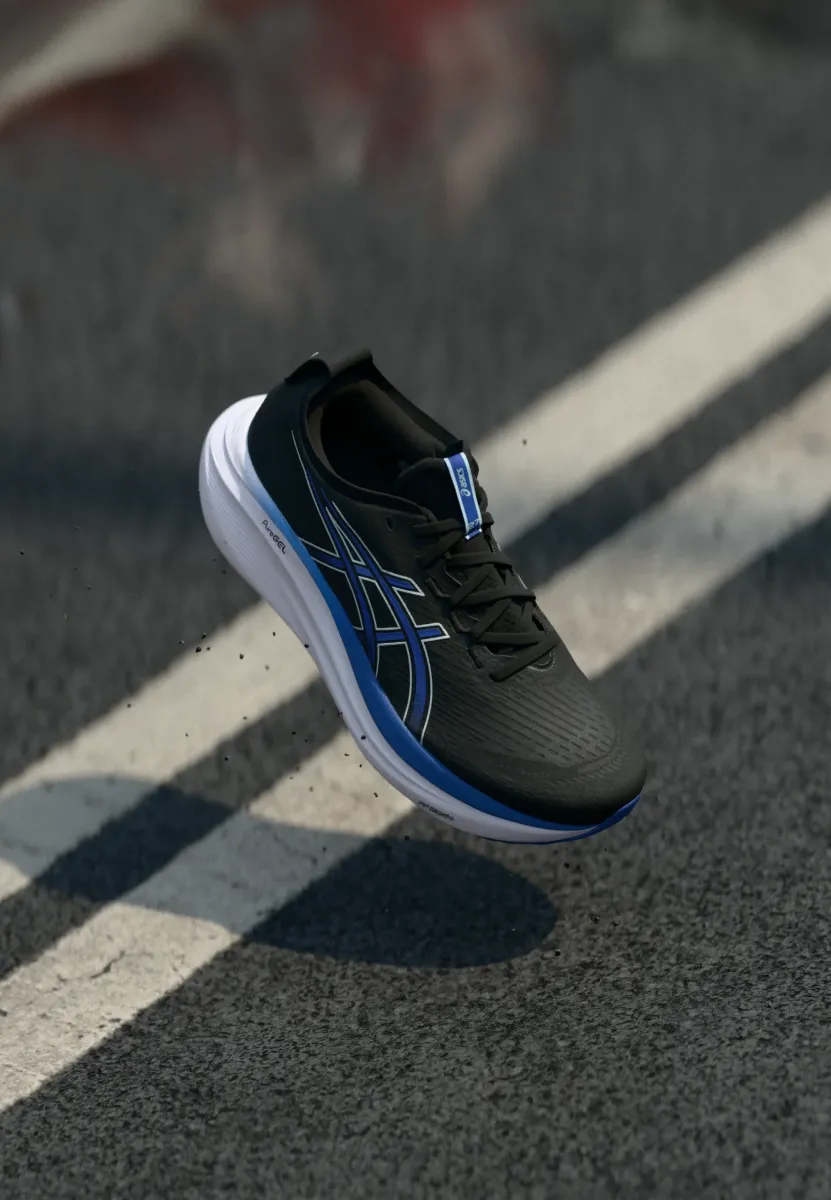 GEL NIMBUS 27 - Laufschuh Straße - black