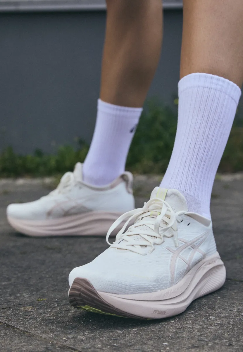 GEL NIMBUS 27 - Laufschuh Straße - cream/mineral beige