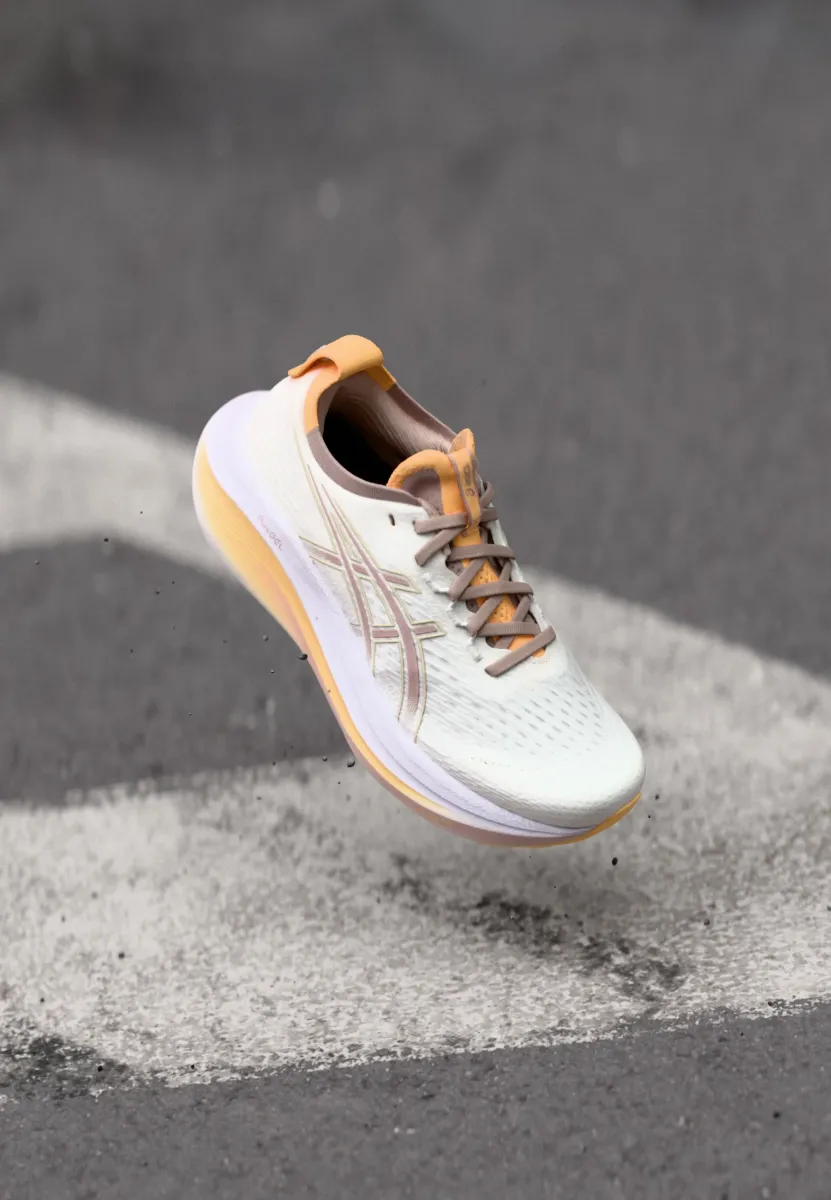 GEL NIMBUS 27 - Laufschuh Straße - white/fawn