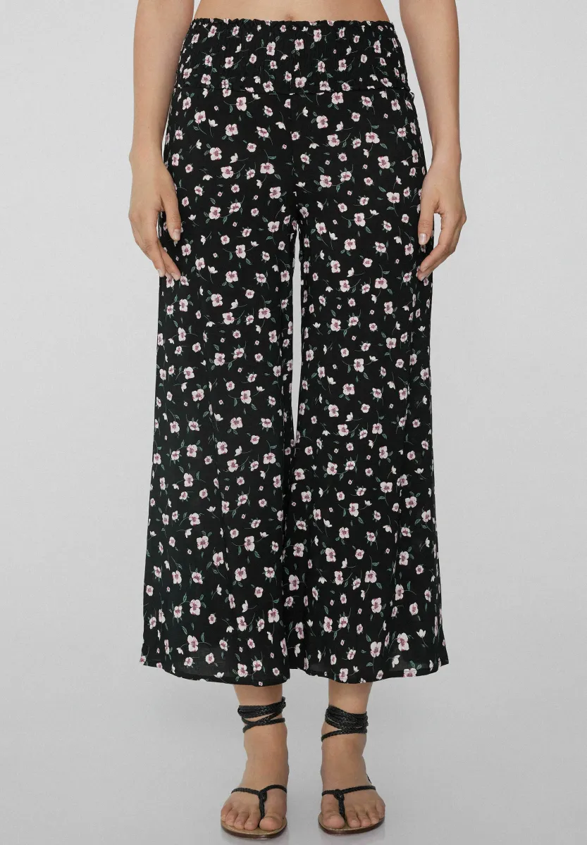 GESMOKTE CROPPED - Stoffhose - black