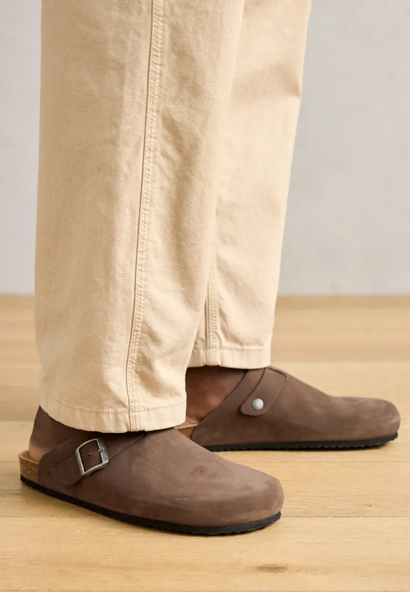 GHITA - Pantolette flach - coffee