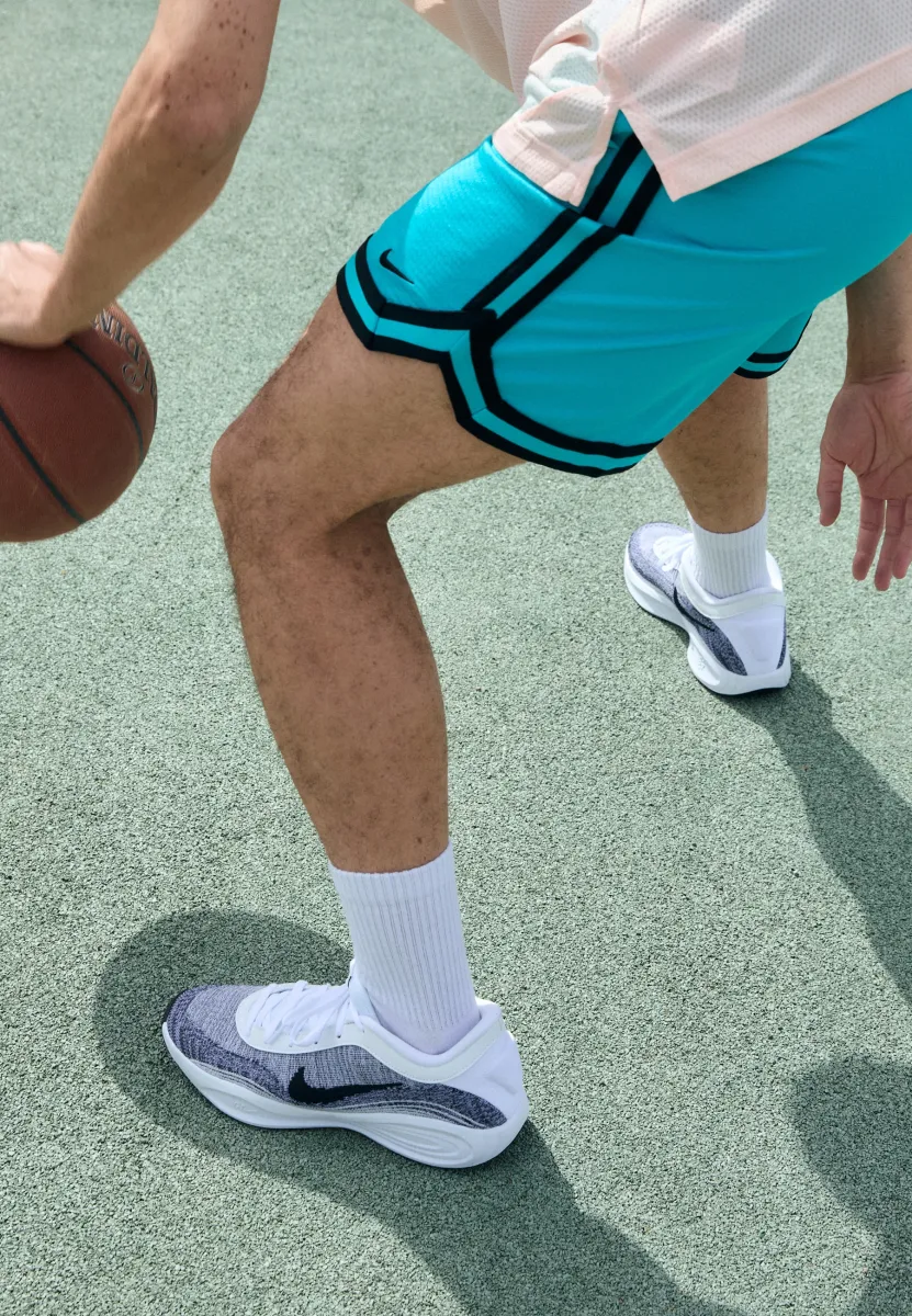 G.T. HUSTLE ACADEMY - Basketballschuh - white/black