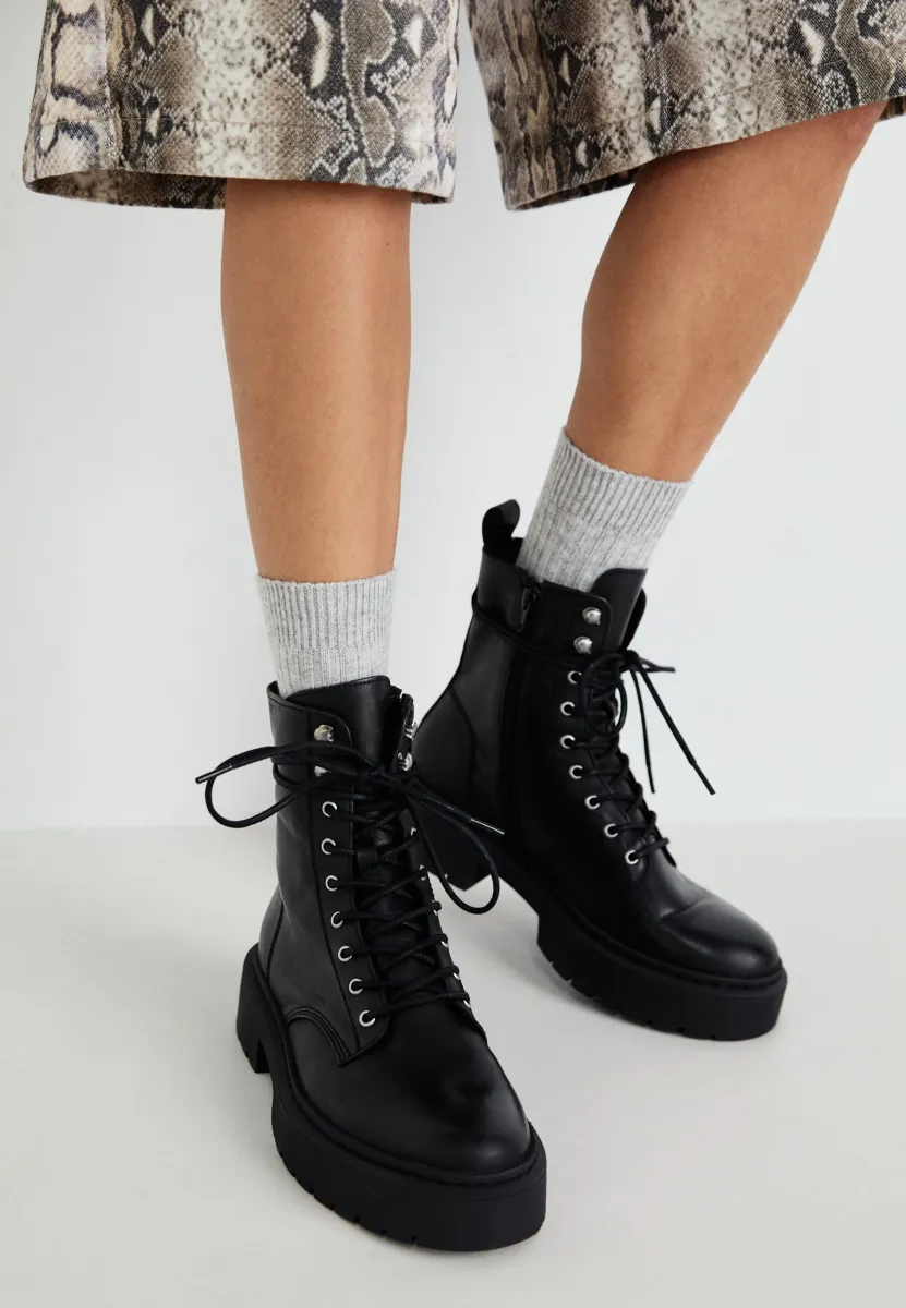 GUSTO - Plateaustiefelette - black