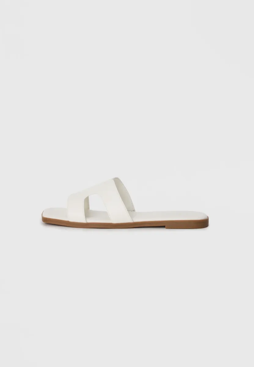 HAYLEE - Pantolette flach - white