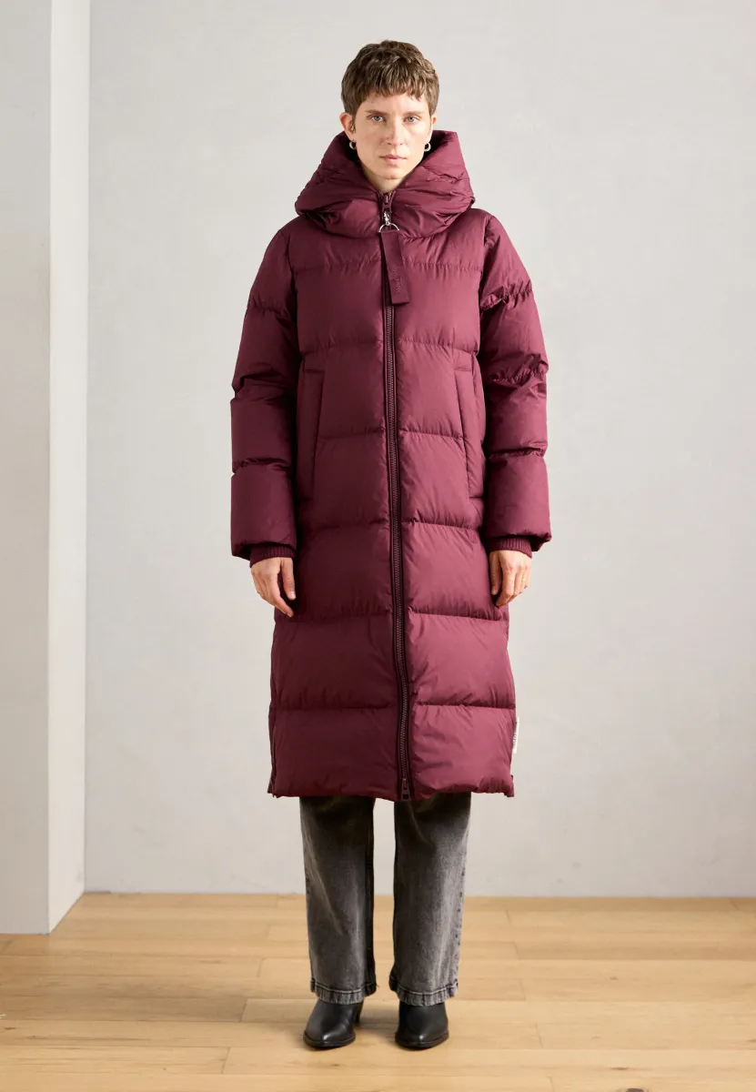 HERO COAT WITH HOOD BACKPACK BELTS INSIDE - Daunenmantel - aubergine red