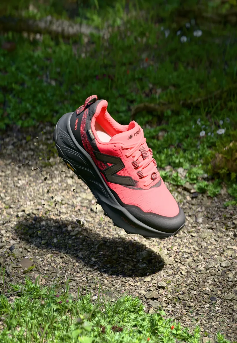 HIERRO V9 - Laufschuh Trail - urgent red