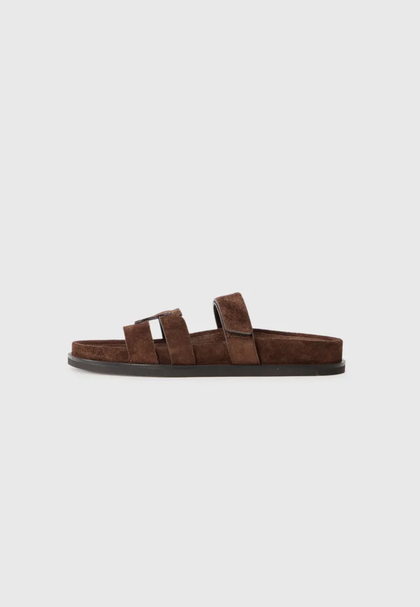 INES - Pantolette flach - dark cocoa