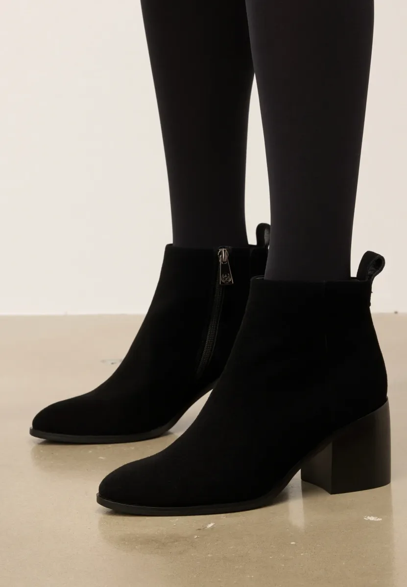 KNIGHT - Ankle Boot - black