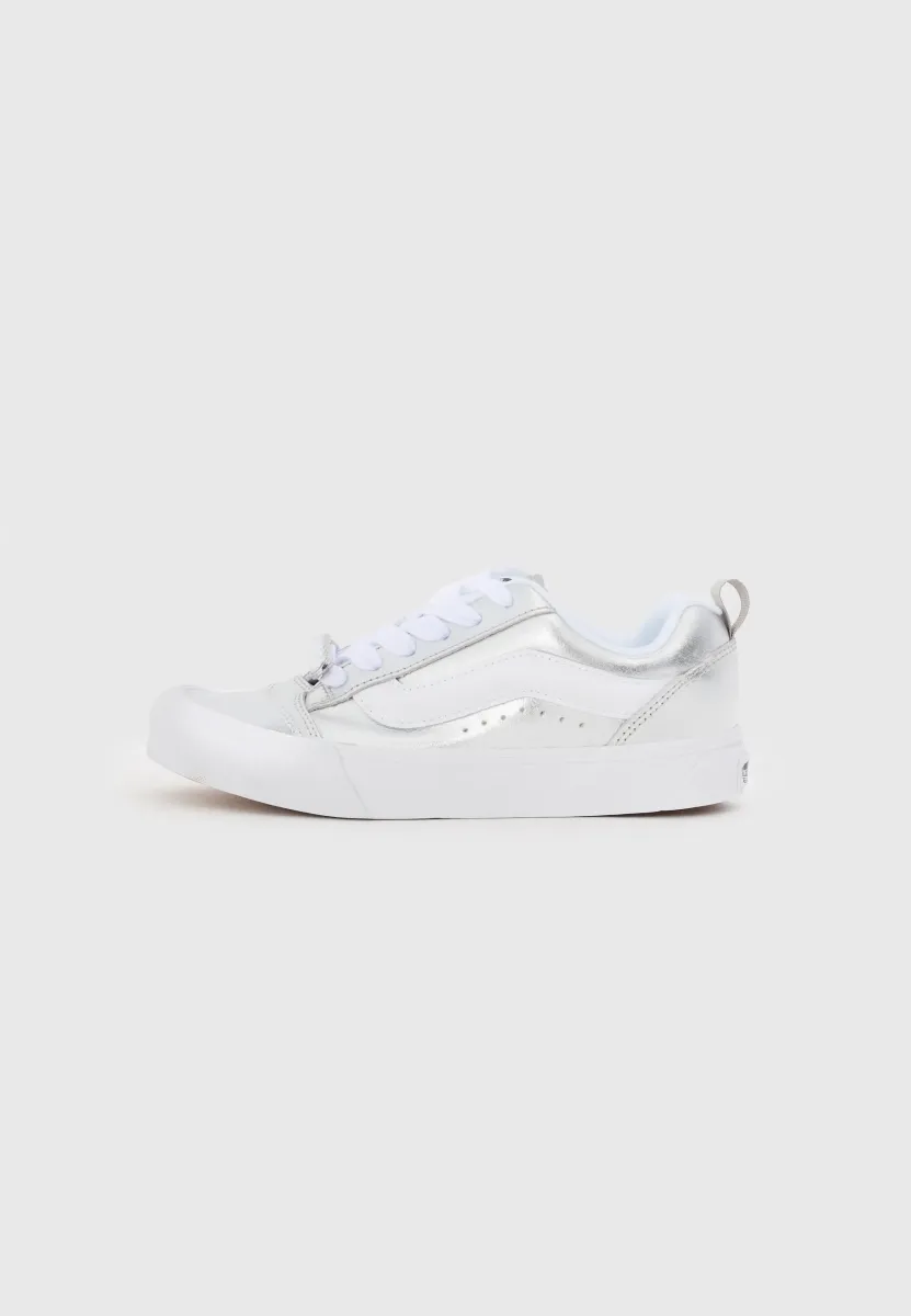 KNU SKOOL - Skateschuh - metallic silver-coloured