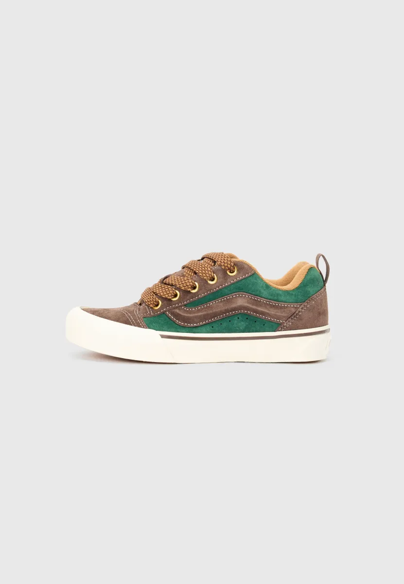 KNU SKOOL UNISEX - Skateschuh - brown/green