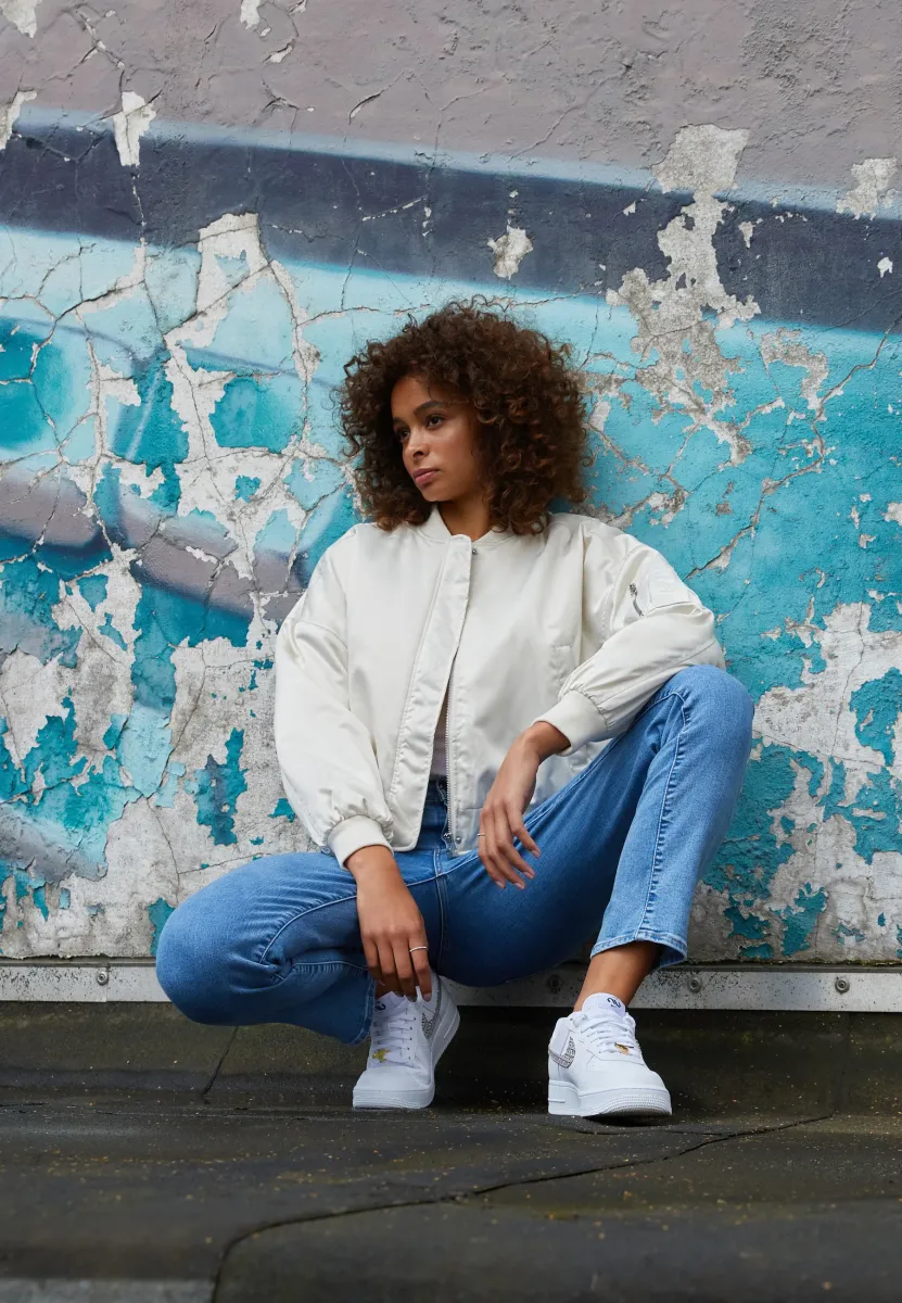 LADIES SHORT OVERSIZED SATIN BOMBER JACKET - Bomberjacke - whitesand