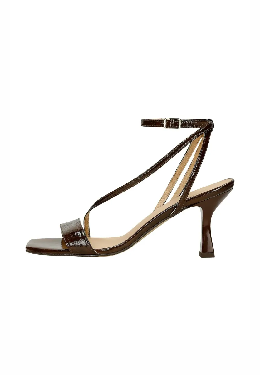 LAKIEROWANE Z CIENKIMI PASKAMI - Riemensandalette - brown