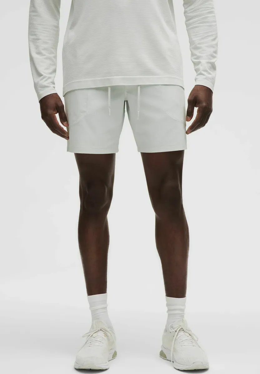 LICENSE TO TRAIN - Kurze Sporthose - vapor