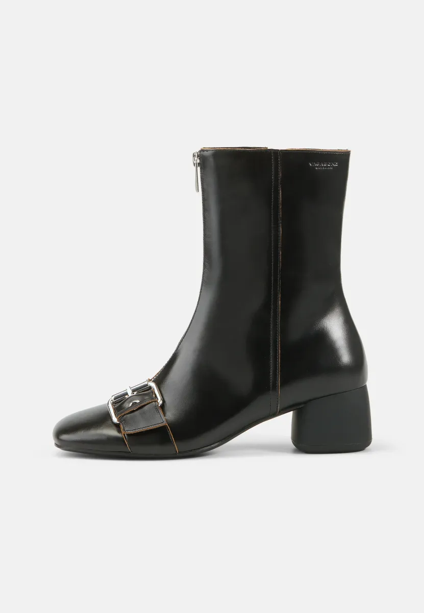 LIVIA - Stiefelette - black