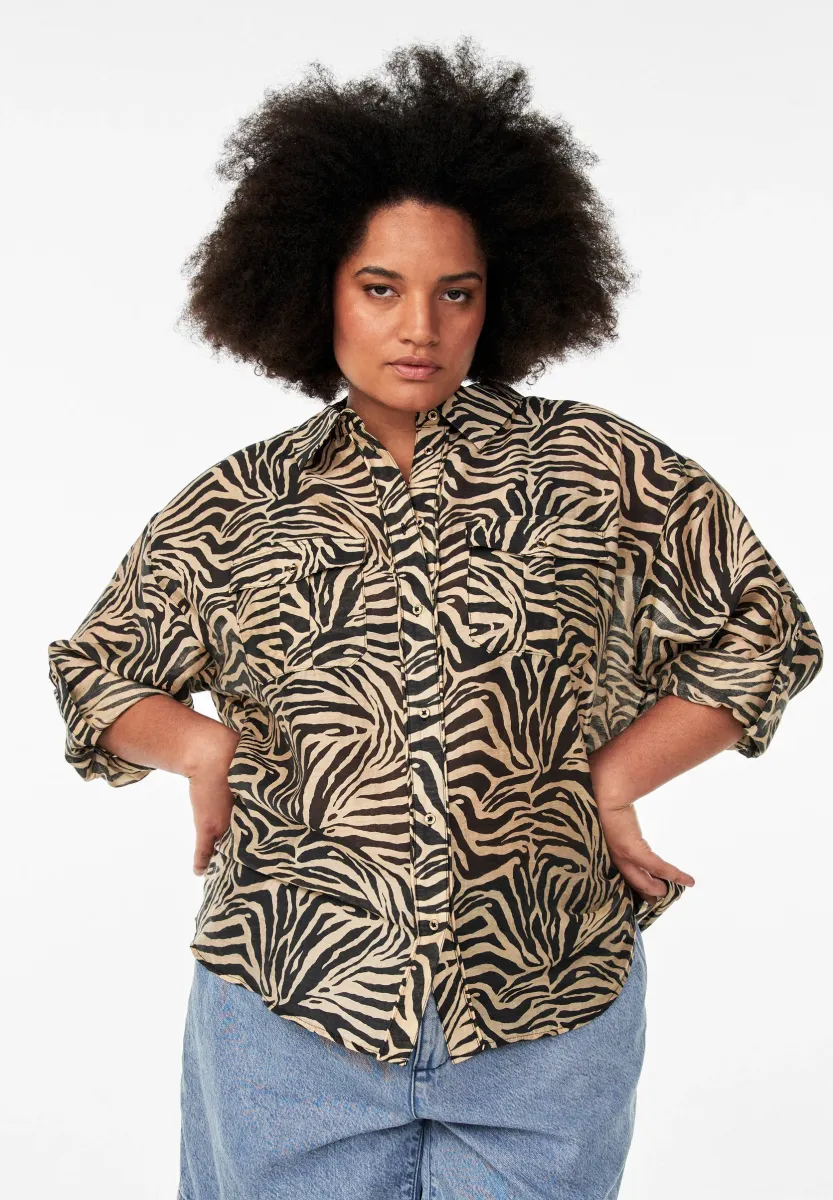 LOCKER SITZENDES MIT TIERPRINT UND BRUSTTASCHEN - Hemdbluse - zebra aop