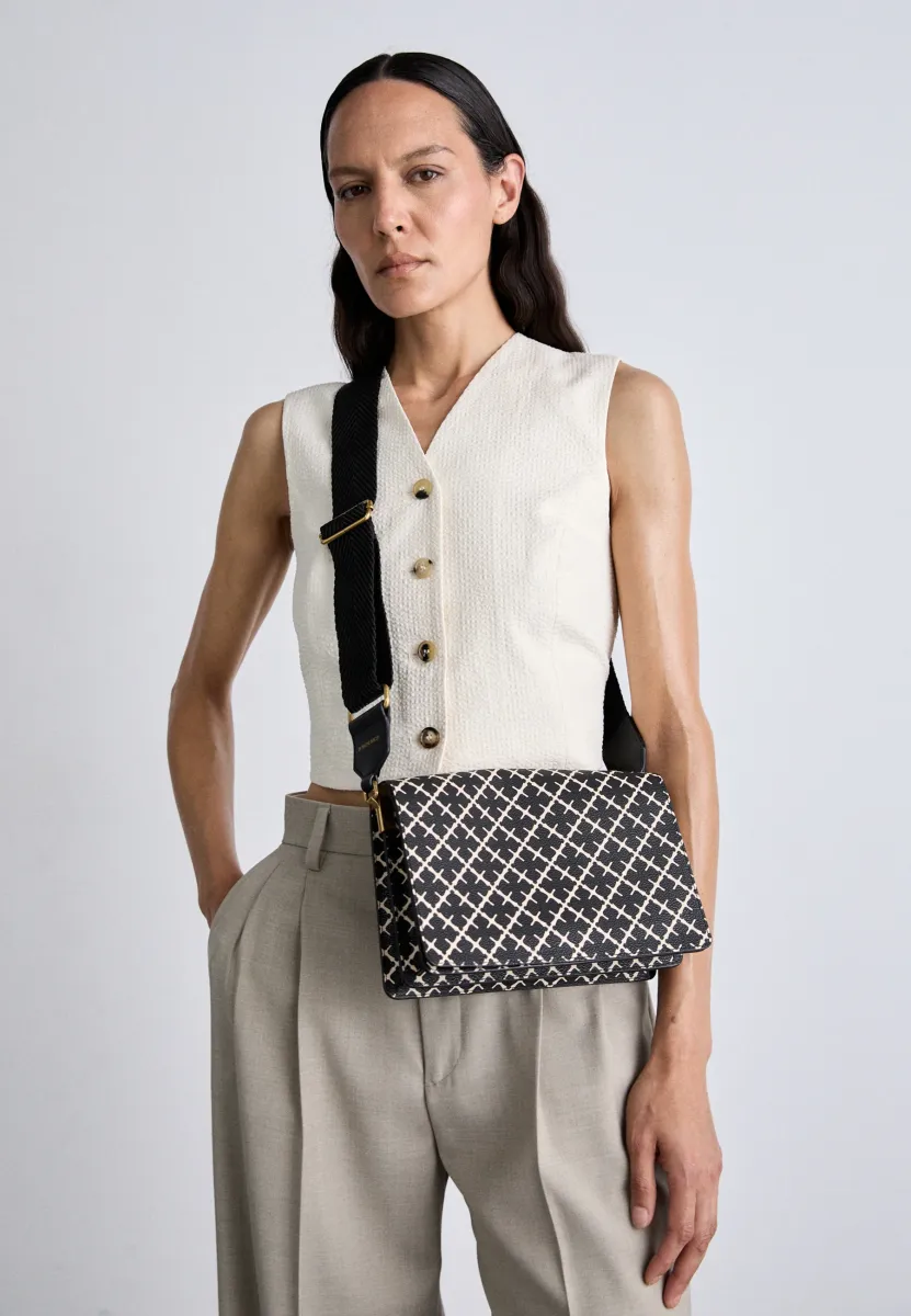 LOENNA - Umhängetasche - black