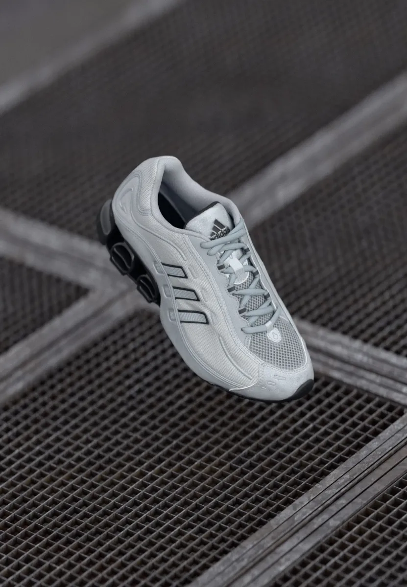 MEGARIDE O1 UNISEX - Sneaker low - silver metallic/core black