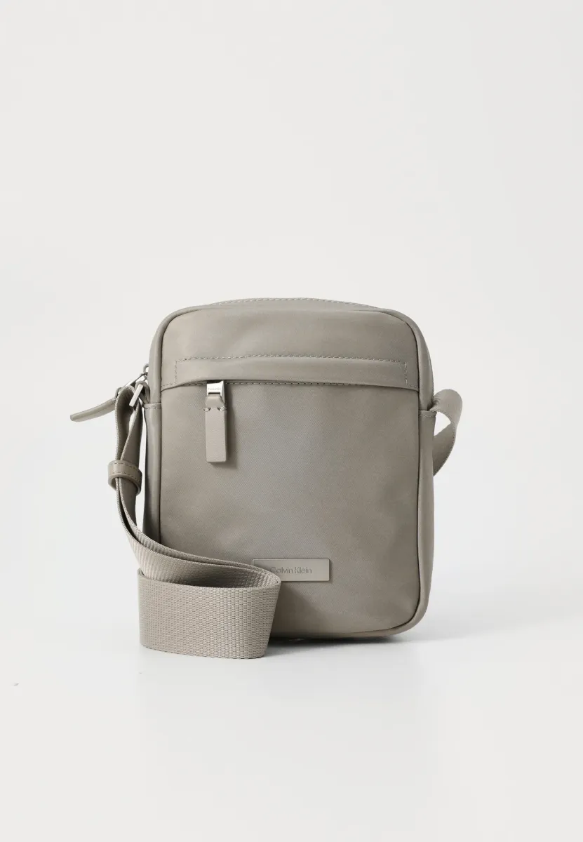 MICRO PEBBLE - Umhängetasche - desert taupe