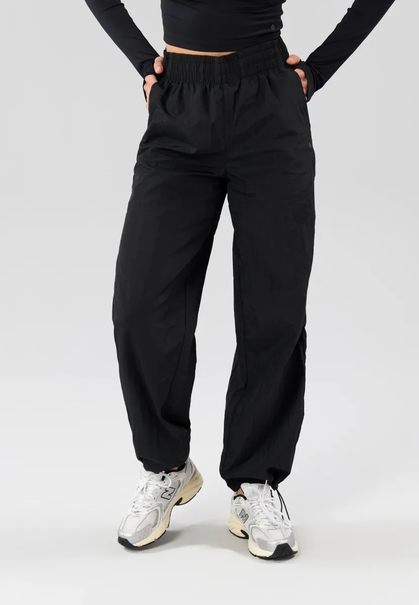 MID RISE PARACHUTE JOGGERS WITH ADJUSTABLE CUFFED ANKLE
 - Stoffhose - black