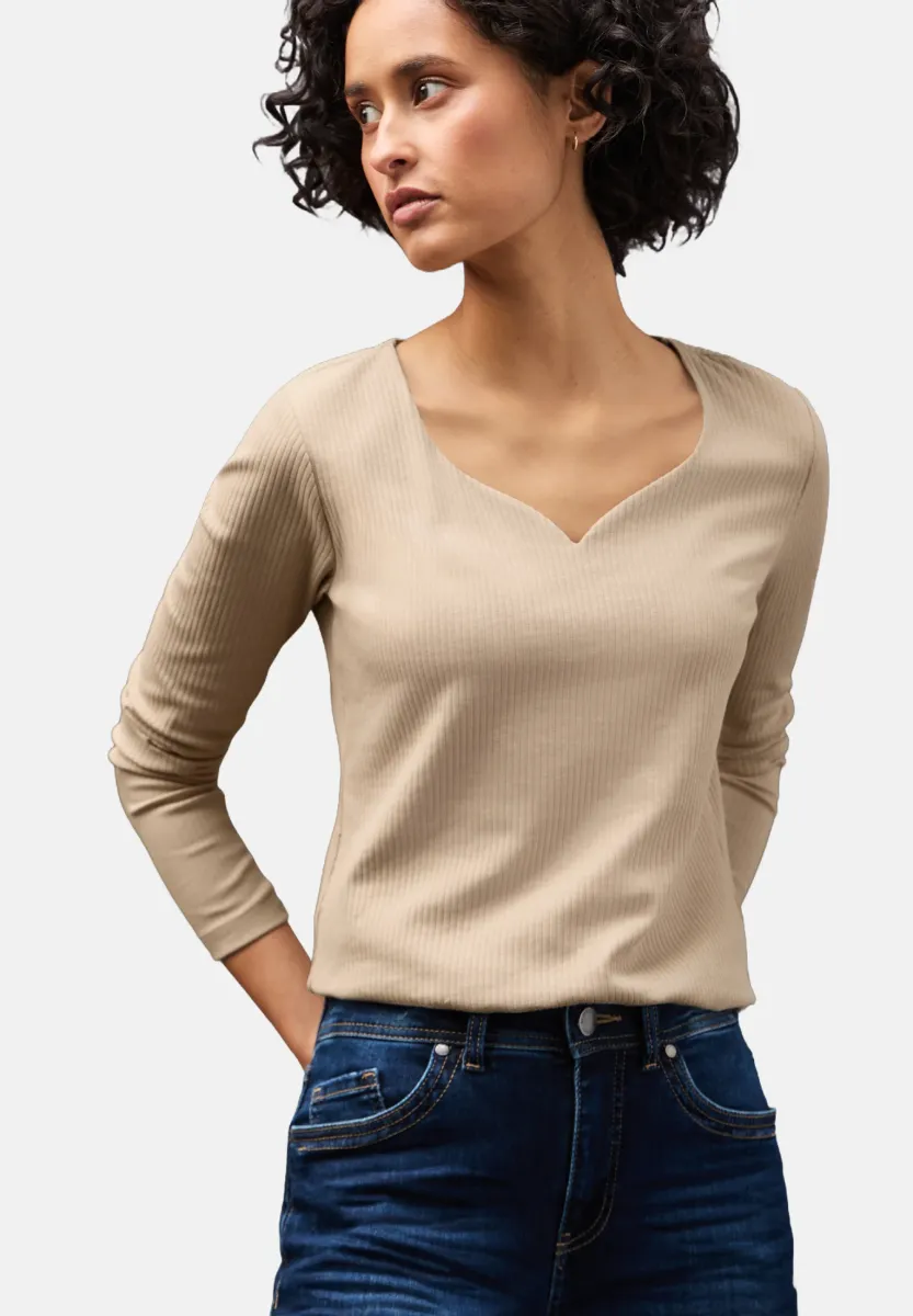 MIT HERZAUSSCHNITT - Langarmshirt - beige