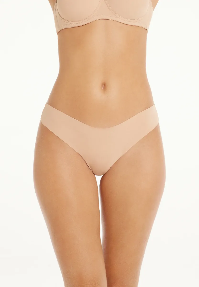 MIT HOHEM BEINAUSSCHNITT AUS NAHTLOS  - String - phard