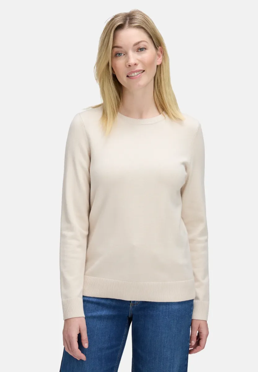 MIT RUNDHALSAUSSCHNITT - Strickpullover - beige