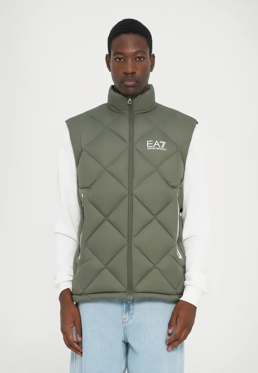 MOUNTAIN QUILTED VEST - Weste - beetle
