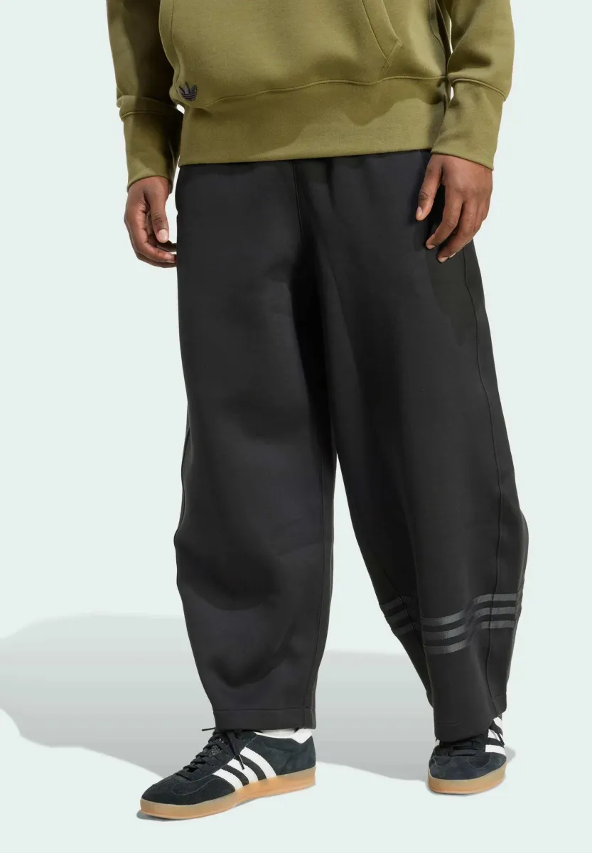 NEUCLASSICS - Jogginghose - black