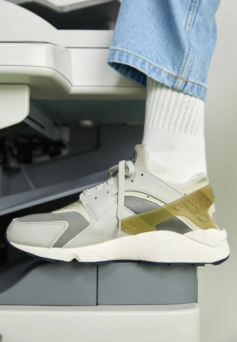 NIKE AIR HUARACHE - Sneaker low - light iron ore/obsidian/flat pewter/photon dust/phantom