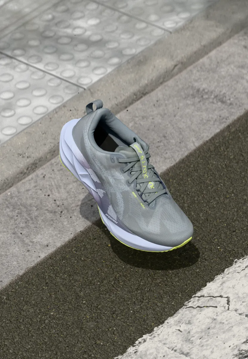NOVABLAST 5 - Laufschuh Straße - gravel/blue fade
