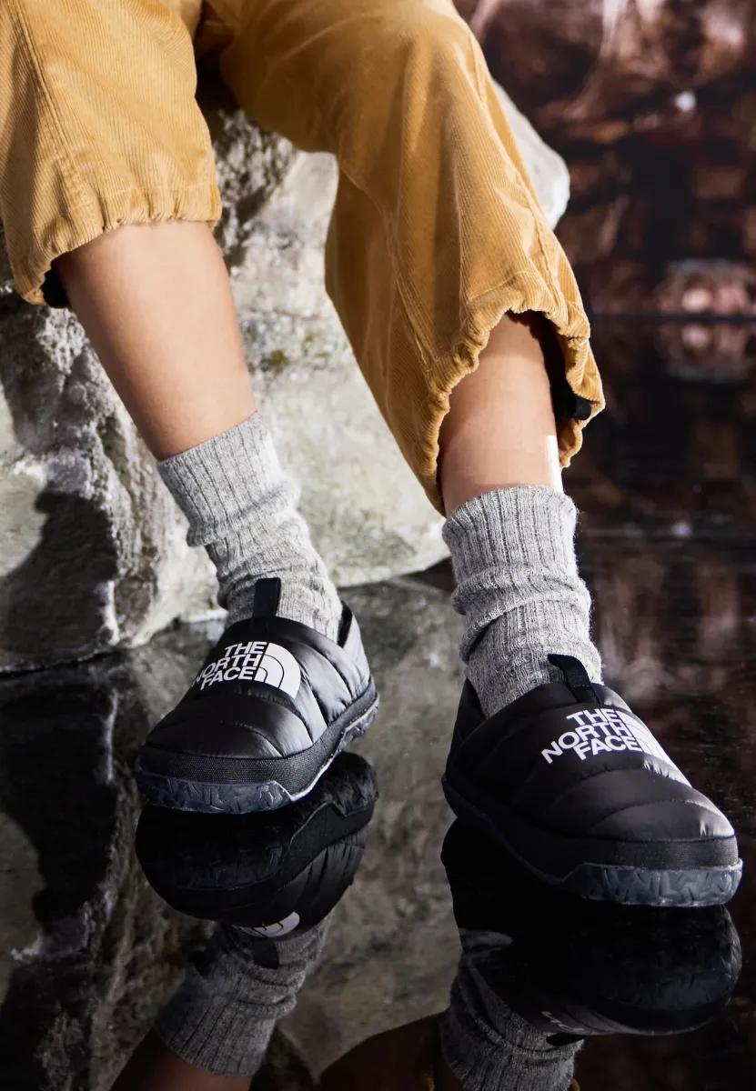 NUPTSE - Slipper - BLACK/WHITE