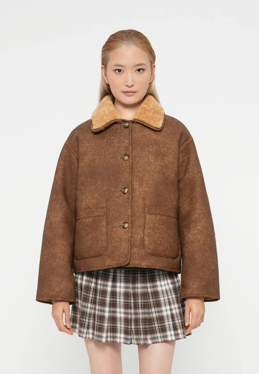 OBJSHARRI REVERSABLE JACKET - Kunstlederjacke - tannin/white sand