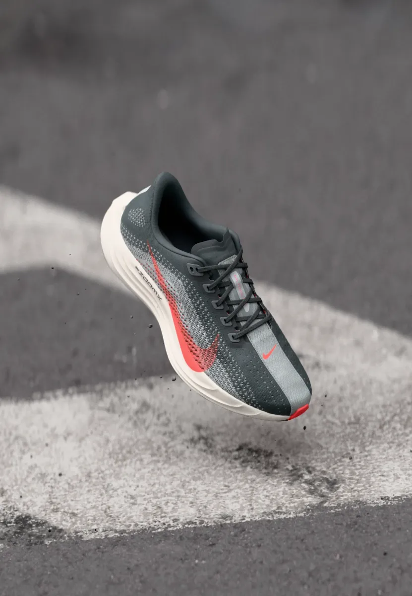 PEGASUS PLUS - Laufschuh Straße - anthracite/bright crimson/light smoke grey