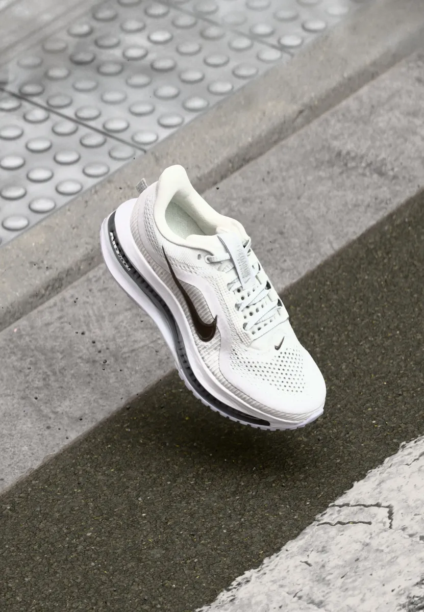 PEGASUS PREMIUM - Laufschuh Straße - white/metallic silver