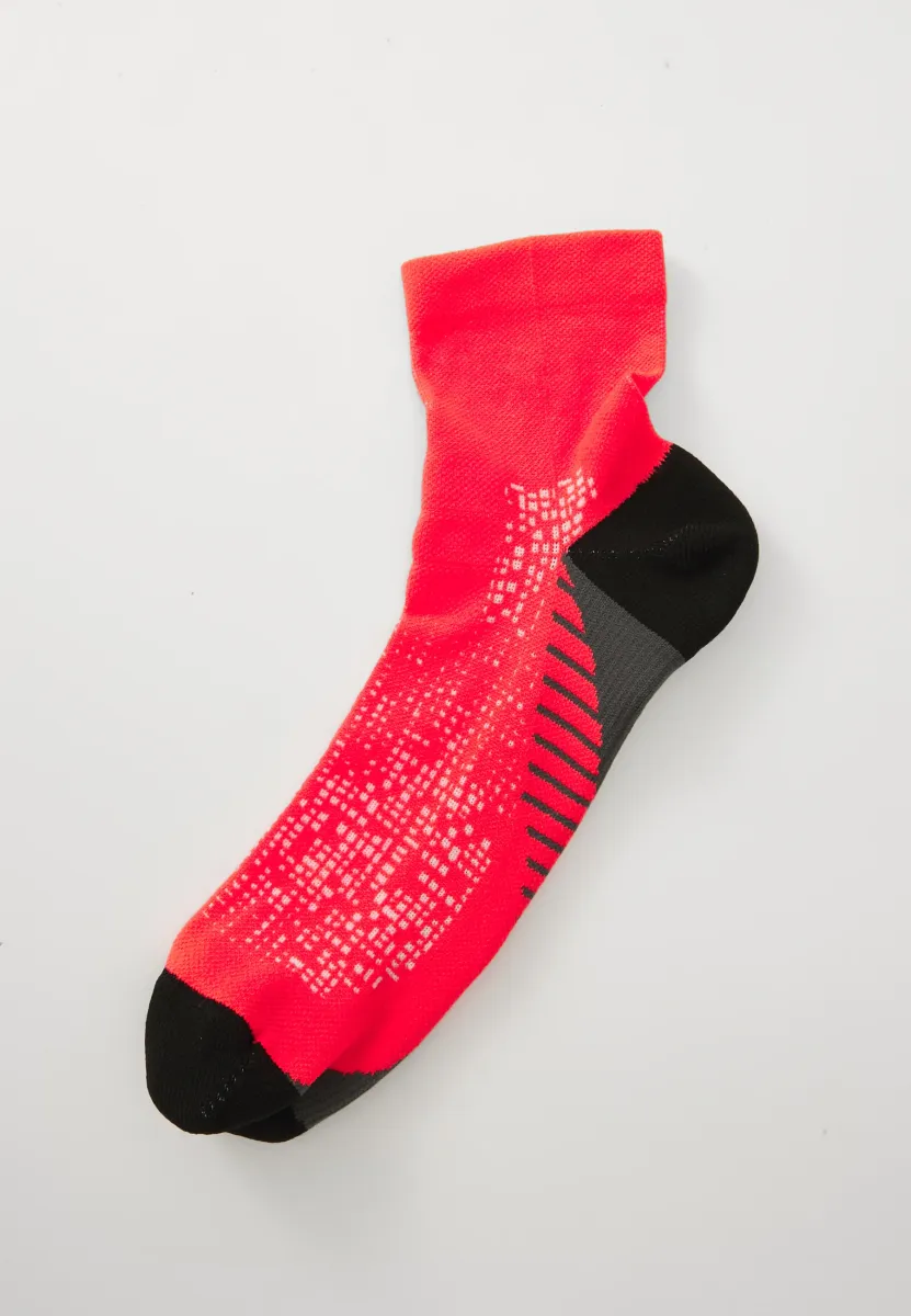 PERFORMANCE RUN QUARTER UNISEX - Sportsocken - flash red