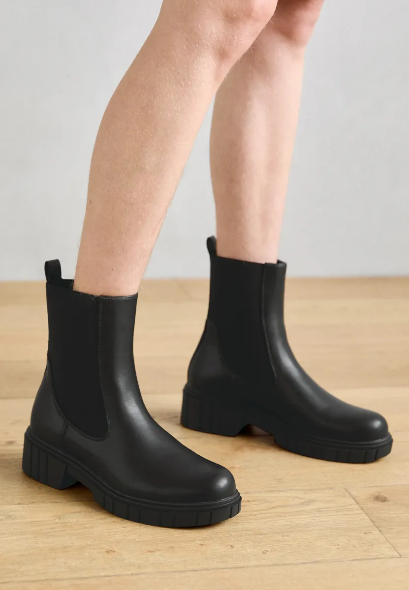 Plateaustiefelette - black