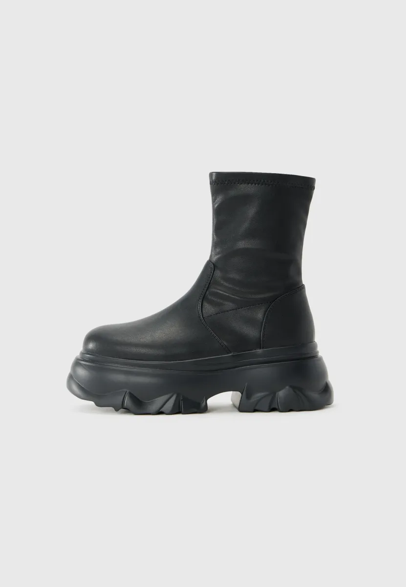 Plateaustiefelette - black