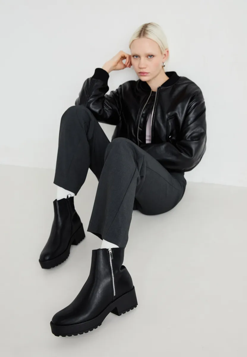 Plateaustiefelette - black