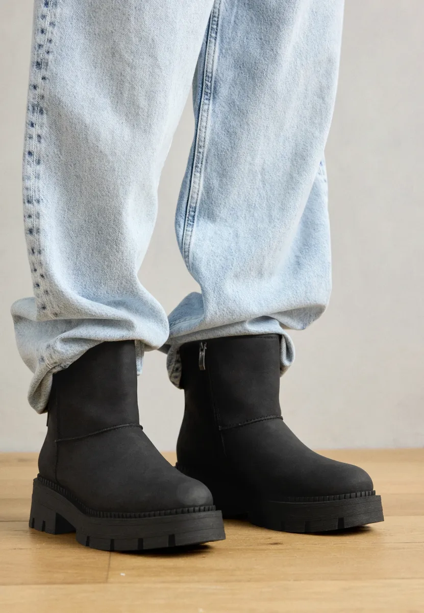 Plateaustiefelette - black