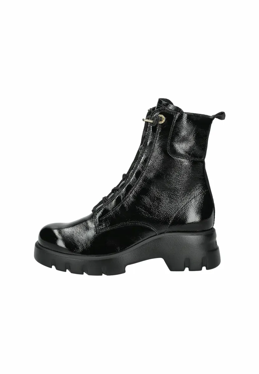 Plateaustiefelette - knautschlack black
